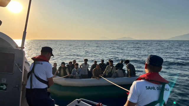 Düzensiz göçmenler, işlemlerinin ardından İl Göç İdaresi Müdürlüğüne teslim edildi.