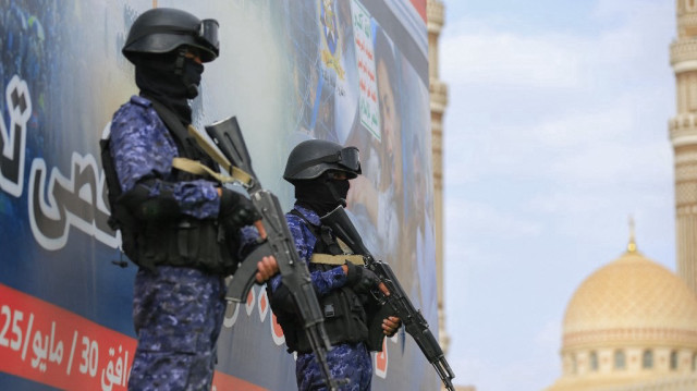 Des membres des forces de sécurité montent la garde lors d'un rassemblement de solidarité avec les Palestiniens de la bande de Gaza et de condamnation des frappes américaines, à Sanaa, capitale du Yémen, le 30 mai 2025.