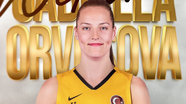 Gabriela Orvosova, pasör çaprazı pozisyonunda oynuyor.  