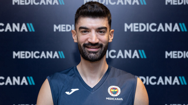 Yasin Aydın smaçör pozisyonunda oynuyor.