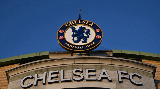 L'écusson de Chelsea est vu au-dessus du stade dans un ciel bleu avant le match de football de l'UEFA Conference League, phase de championnat, entre Chelsea et Gent à Stamford Bridge à Londres le 3 octobre 2024.