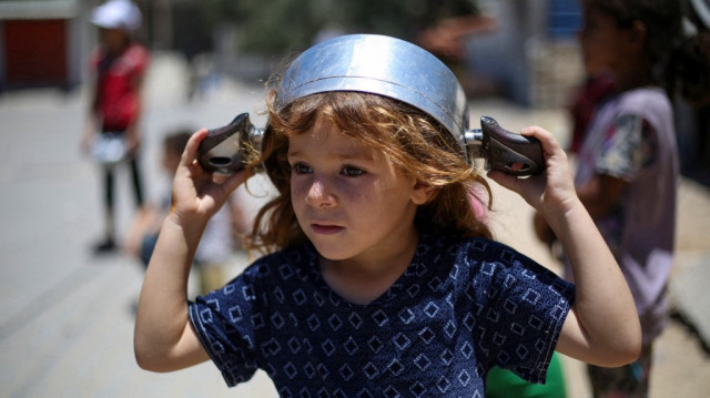 Des fillettes palestiniennes arrivent à un point de distribution de nourriture à Nuseirat, dans le centre de la bande de Gaza, le 2 juin 2025.