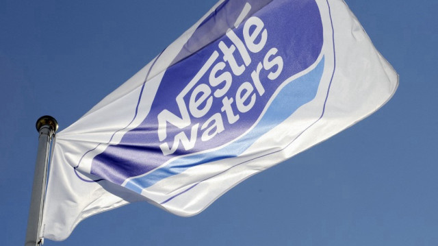 L'association de consommateurs attaque en justice des ministres et Nestlé Waters pour traitements interdits sur des eaux "naturelles".