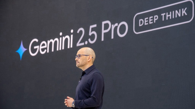 Demis Hassabis, PDG de DeepMind Technologies, s'adresse à la foule lors de la conférence annuelle des développeurs I/O de Google à Mountain View, en Californie, le 20 mai 2025.