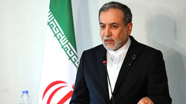 Le ministre iranien des Affaires étrangères, Abbas Araghchi, s'exprime lors d'une conférence de presse conjointe avec son homologue égyptien après leur rencontre au Caire, le 2 juin 2025.