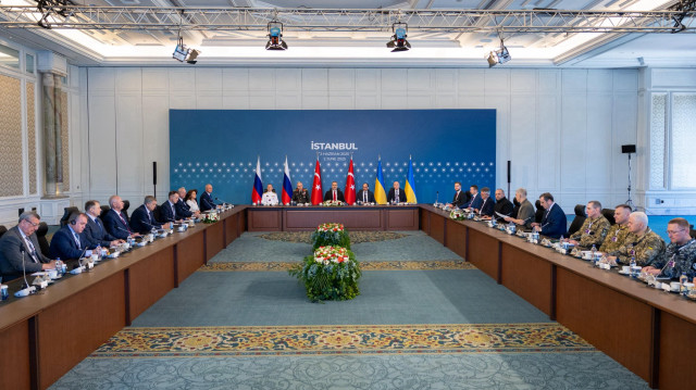 В Стамбуле началась встреча представителей Турции, России и Украины.