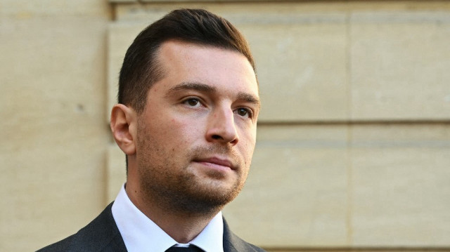 Le président du parti d'extrême droite français Rassemblement national (RN) et député européen Jordan Bardella regarde à côté de la présidente du groupe parlementaire du RN Marine Le Pen (non photographiée) après une réunion avec le Premier ministre français dans le cadre des consultations sur la représentation proportionnelle à l'hôtel Matignon à Paris, le 30 avril 2025.