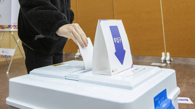 Güney Kore, sıkıyönetim ilanı sonrası azledilen eski devlet başkanı Yoon'un yerine yeni devlet başkanlarını seçmek üzere sandık başına gitti.