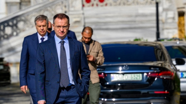 Vladimir Medinsky, chef de la délégation russe, arrive pour faire une déclaration à la presse après le deuxième cycle de négociations directes entre les délégations ukrainienne et russe à Istanbul, le 2 juin 2025. 