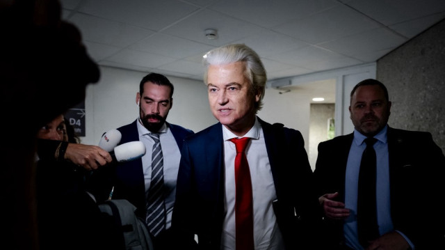 Le leader du parti de droite radicale néerlandais PVV, Geert Wilders (C), s'adresse aux médias à son arrivée à la Chambre basse pour les discussions hebdomadaires sur la coalition, à La Haye, le 3 juin 2025.