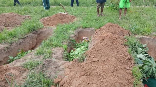 Une famille enterre ses 11 membres tués à Ankpali, Apa par des bergers Foolani dans l'Etat de Benue, le 2 juin 2025.