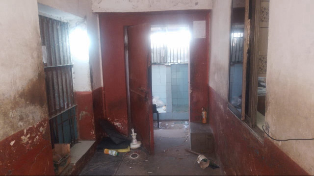 Un tremblement de terre a endommagé les murs d’une prison à Karachi, entraînant une évasion massive ; les autorités pakistanaises appellent à la reddition immédiate.