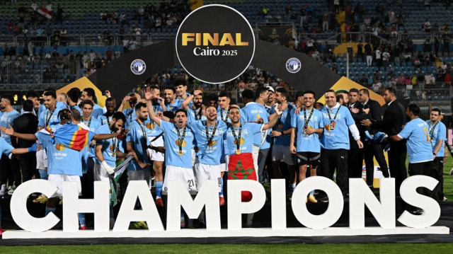 Les joueurs de Pyramids célèbrent leur victoire en finale de la Ligue des champions CAF entre Pyramids FC et Mamelodi Sundowns au stade du 30 Juin au Caire, le 1er juin 2025.