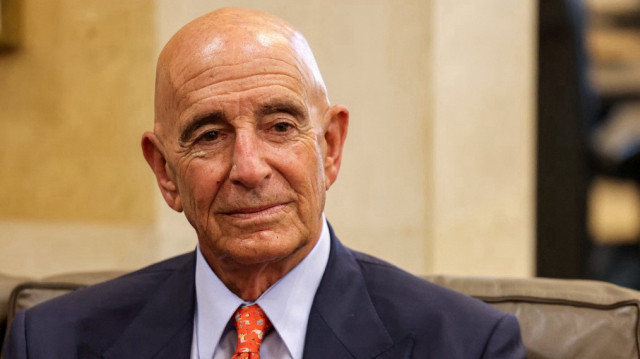 L'envoyé spécial des États-Unis pour la Syrie, Tom Barrack, observe la scène lors de sa rencontre avec le premier ministre libanais au palais du gouvernement à Beyrouth, le 19 juin 2025.