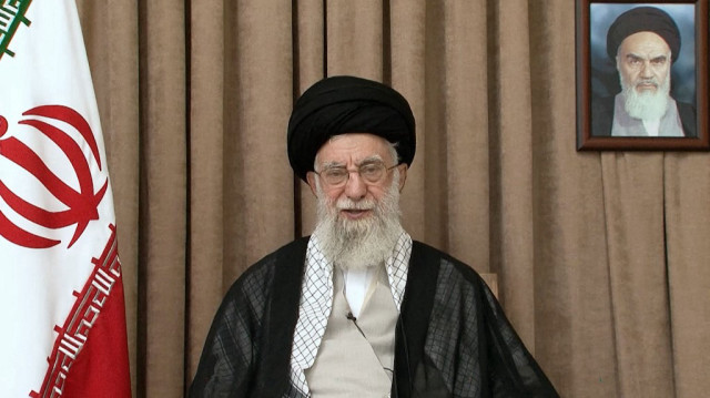 Cette image publiée par le bureau du guide suprême iranien, l'ayatollah Ali Khamenei, le 26 juin 2025, le montre s'adressant à la nation devant un portrait de son prédécesseur, le défunt fondateur de la république islamique, l'ayatollah Rouhollah Khomeini.