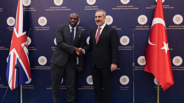 Le ministre turc des Affaires étrangères Hakan Fidan (à droite) serre la main du ministre britannique des Affaires étrangères David Lammy (à gauche) à la fin de leur conférence de presse commune après leur rencontre à Ankara le 30 juin 2025.