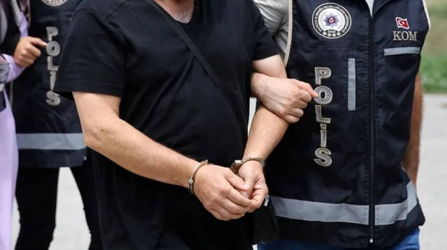 Amasya Emniyet Müdürlüğü Narkotik Suçlarla Mücadele Şubesi ekiplerince savcılık koordinesinde uyuşturucu şebekeleri ile sokak satıcılarına yönelik Amasya ve Ankara'da eş zamanlı yürütülen operasyonda hedef olarak tespit edilen 16 kişi yakalandı.