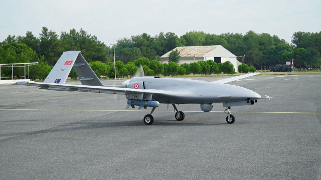 Varsovie déploie un drone de combat fabriqué en Türkiye pour retrouver un suspect armé en fuite après un double homicide familial.