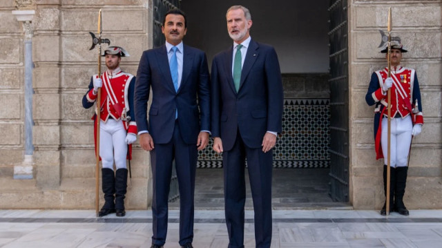 أمير قطر وملك إسبانيا يبحثان تعزيز العلاقات ومستجدات إقليمية ودولية