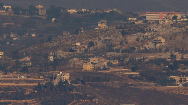 Une photo prise sur le plateau du Golan annexé par Israël montre la destruction du village de Khiam, du côté libanais de la frontière, le 5 novembre 2024, dans le cadre de la guerre entre Israël et le Hezbollah.