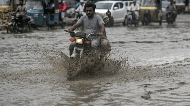 Une rue inondée après de fortes pluies à Karachi au Pakistan, le 28 juin 2025.