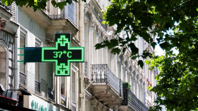 Des écoles fermées à Tours et dans d'autres communes, alors que 84 départements sont placés en vigilance orange par Météo France.