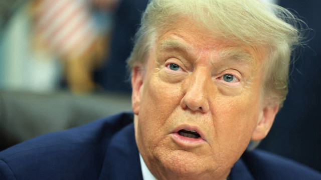 Le président américain Donald Trump s'exprime lors de sa rencontre avec le ministre des Affaires étrangères et de la Coopération du Rwanda, Olivier Nduhungirehe, et la ministre des Affaires étrangères de la République démocratique du Congo, Thérèse Kayikwamba Wagner, dans le bureau ovale de la Maison Blanche, le 27 juin 2025.