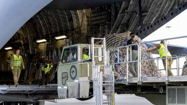 Cette photo prise le 19 juin 2025 et publiée le 20 juin par les forces de défense australiennes montre un avion de la Royal Australian Air Force (RAAF) chargé d'équipement à l'appui de l'opération Beech à la base RAAF d'Amberley.
