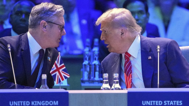Le président américain Donald Trump (à droite) et le Premier ministre britannique Keir Starmer (à gauche) s'expriment lors d'une session plénière du sommet des chefs d'État et de gouvernement de l'Organisation du traité de l'Atlantique Nord (OTAN) à La Haye, le 25 juin 2025. Les dirigeants de l'OTAN tiennent un sommet de deux jours les 24 et 25 juin à La Haye.