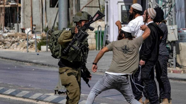 إضافة لاستهداف الفلسطينيين.. مستوطنون يهاجمون الاحتلال الإسرائيلي