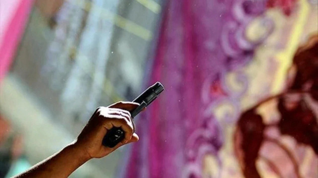 Şüphelilerin üzerinde ve araçta yapılan aramalarda 1 adet ruhsatsız tabanca ve 5 adet fişek ele geçirildi.