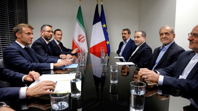 Le président français Emmanuel Macron (G) rencontre le président iranien Masoud Pezeshkian (D) en marge de la 79e session de l'Assemblée générale des Nations unies au siège des Nations unies à New York, le 24 septembre 2024.