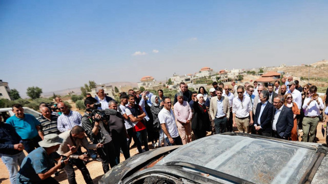 الضفة.. وفد أوروبي يطلع على آثار هجوم مستوطنين على بلدة "كفر مالك"