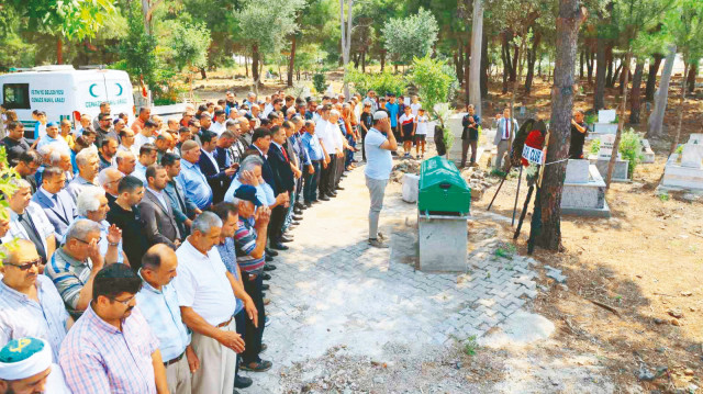 Cenazeye, Günlü'nün ailesi ve yakınlarının yanı sıra Muğla Valisi İdris Akbıyık, Muğla Büyükşehir Belediye Başkanı Ahmet Aras, Fethiye Belediye Başkanı Alim Karaca, arkadaşları, öğretmenleri ve vatandaşlar katıldı.