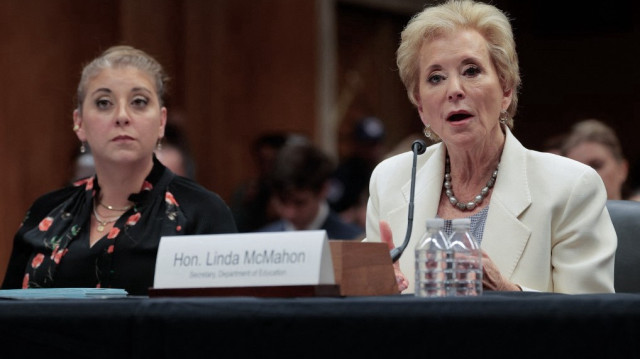 La secrétaire à l'éducation Linda McMahon (à droite) et Hillary Perkins, chargée de l'analyse budgétaire du département de l'éducation, témoignent devant la sous-commission du travail, de la santé et des services sociaux et de l'éducation de la commission sénatoriale des crédits au sujet de la proposition de réduction de 15 % du budget du département dans le Dirksen Senate Office Building au Capitole, le 3 juin 2025 à Washington, DC.