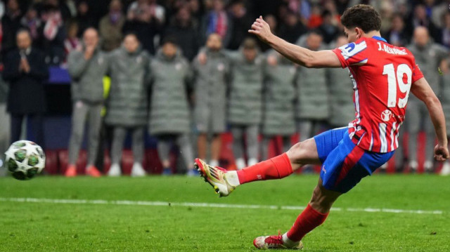 L'attaquant argentin de l'Atletico Madrid, Julian Alvarez, tirant un penalty durant lequel il a accidentellement touché deux fois le balon, lors des huitièmes de finale retour de la ligue des champions opposant le Real Madrid à l'Atletico Madrid, le 12 mars 2025.