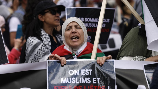 Un manifestant tient une pancarte sur laquelle on peut lire "nous sommes musulmans et fiers de l'être" lors d'un rassemblement contre l'islamophobie, à Paris, le 11 mai 2025.