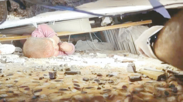 Gazze'nin Sabra semtinde 9 aylık bir bebek, İsrail saldırısı sonucu çöken binanın enkazında hayata tutundu. Ağlamadan kurtarılmayı bekleyen bebeğe ulaşan sivil savunma personelleri, başarılı operasyon sonrası büyük sevinç yaşadı.