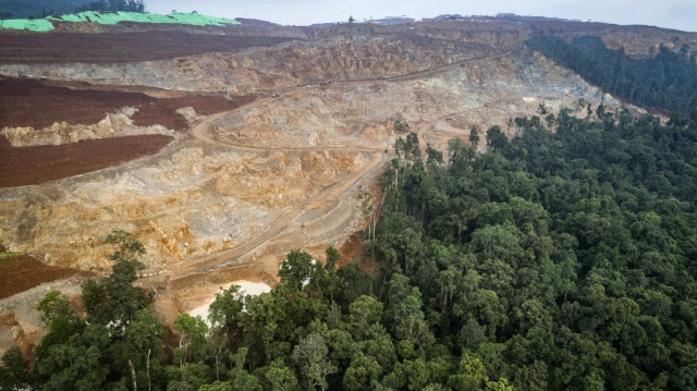 Un site d'extraction de nickel et la lisière de la forêt où Bokum, membre de la tribu autochtone Hongana Manyawa, patrouille régulièrement pour surveiller l'activité minière à Halmahera Est, Maluku Nord.