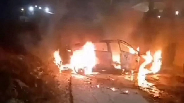 إصابة 30 فلسطينيا وحرق ممتلكات بهجوم واسع للمستوطنين وسط الضفة
