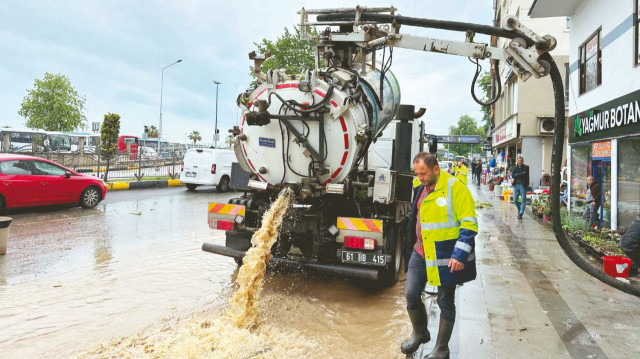 460 personel, 16 vidanjör, 20 kanal temizleme aracı, 4 kombine kanal açma aracı, 24 iş makinesi
ve 50 araçla şehir genelinde çalışmalara devam ediyor.