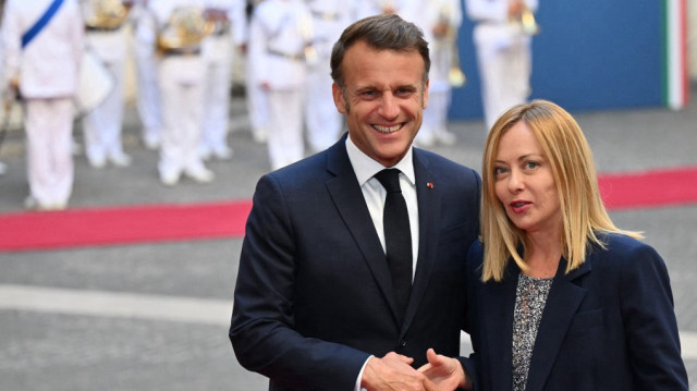  Le Premier ministre italien Giorgia Meloni (R) serre la main du président français Emmanuel Macron au palais Chigi à Rome, le 3 juin 2025. 