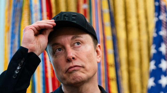 Elon Musk regarde pendant une conférence de presse avec le président américain Donald Trump dans le bureau ovale de la Maison Blanche à Washington, DC, le 30 mai 2025.