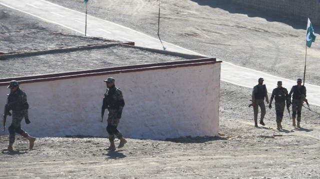 Des soldats de l'armée pakistanaise marchent près d'un terminal frontalier à Ghulam Khan, une ville du Waziristan du Nord, à la frontière entre le Pakistan et l'Afghanistan, le 27 janvier 2019.
