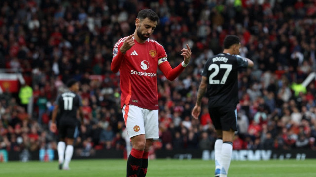 Le milieu de terrain portugais de Manchester United, le n°8 Bruno Fernandes, réagit après avoir manqué une occasion lors du match de Premier League anglaise entre Manchester United et Aston Villa, à Old Trafford, à Manchester, dans le nord-ouest de l’Angleterre, le 25 mai 2025.