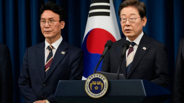 Le président sud-coréen Lee Jae-myung (à droite) s'exprime lors d'une conférence de presse avec Kim Min-seok, nommé Premier ministre, au bureau présidentiel de Séoul, le 4 juin 2025.