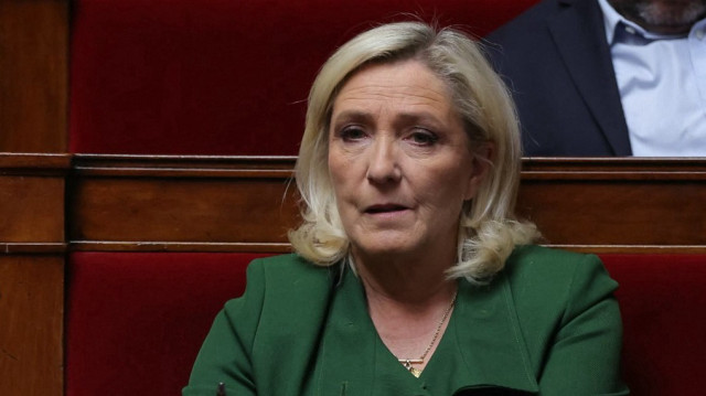La présidente du groupe parlementaire du Rassemblement national, Marine Le Pen, assiste à une séance de questions au gouvernement à l'Assemblée nationale, la chambre basse du Parlement français, à Paris, le 8 avril 2025.