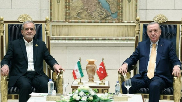Turkish President Recep Tayyip Erdogan (R) and his Iranian counterpart Masoud Pezeshkian (L)