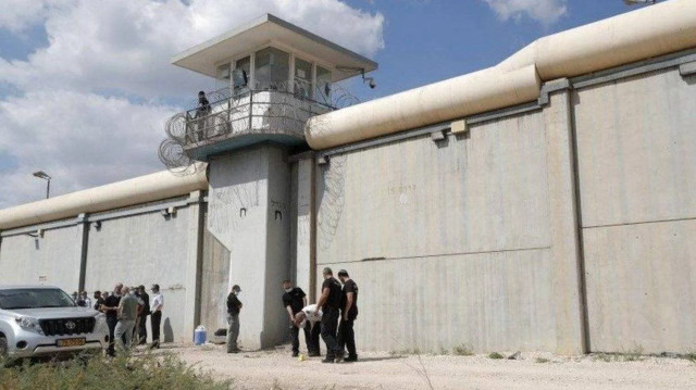 الاحتلال يضفي غموضا على مصير 144 أسيرا فلسطينيا من غزة