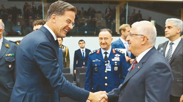 Brüksel’de bulunan Milli Savunma Bakanı Yaşar Güler, NATO Karargahı’nda Türkiye’nin NATO Daimi
Temsilciliği’ni ziyaret ederek çalışmalara ilişkin bilgi aldı.